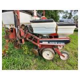 White 6100 6-Row Planter with Fertilizer and Seed Boxes