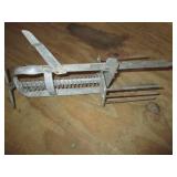 Box of misc metal traps... Box of misc metal traps...
