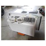 Near new LG 6000btu window air cond... Near new LG 6000btu window air cond...