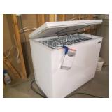 Clean Magic Chef chest freezer... Clean Magic Chef chest freezer...