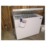 Clean Magic Chef chest freezer... Clean Magic Chef chest freezer...
