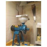 Grain or coffee grinder in good con... Grain or coffee grinder in good con...