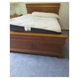 Sturdy hardwood queen size bed fram... Sturdy hardwood queen size bed fram...
