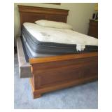 Sturdy hardwood queen size bed fram... Sturdy hardwood queen size bed fram...