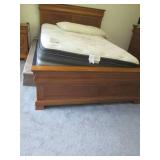 Sturdy hardwood queen size bed fram... Sturdy hardwood queen size bed fram...