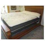 Sturdy hardwood queen size bed fram... Sturdy hardwood queen size bed fram...