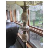 A lovely vintage style lamp and 2 f... A lovely vintage style lamp and 2 f...
