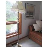 A lovely vintage style lamp and 2 f... A lovely vintage style lamp and 2 f...