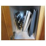 Metal bakeware pans and sheets, dri... Metal bakeware pans and sheets, dri...