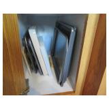 Metal bakeware pans and sheets, dri... Metal bakeware pans and sheets, dri...
