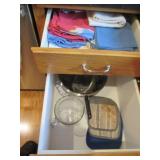 Pyrex style measuring cup, metal sa... Pyrex style measuring cup, metal sa...