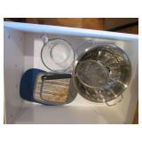 Pyrex style measuring cup, metal sa... Pyrex style measuring cup, metal sa...