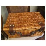 Picnic baskets and assortment of ho... Picnic baskets and assortment of ho...