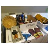 Lot of gloves, shoe care products y... Lot of gloves, shoe care products y...
