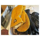 Lot of gloves, shoe care products y... Lot of gloves, shoe care products y...