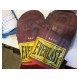 Lot of gloves, shoe care products y... Lot of gloves, shoe care products y...