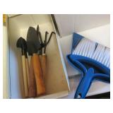 Lot of gloves, shoe care products y... Lot of gloves, shoe care products y...