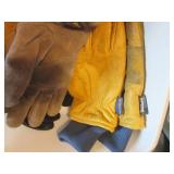 Lot of gloves, shoe care products y... Lot of gloves, shoe care products y...