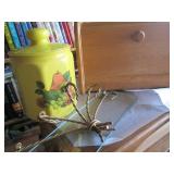 Vintage metal shoe shine kit, lidde...