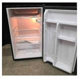 Igloo refrigerator, model FR326M-D-BLACK