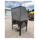 Industrial Metal Sandblasting Cabinet With Gloves and Hose Industrial Metal Sandblasting Cabinet With Gloves and Hose
