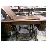 Antique Singer Sewing Machine... Antique Singer Sewing Machine...