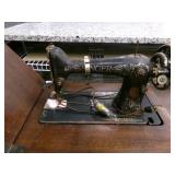 Antique Singer Sewing Machine... Antique Singer Sewing Machine...