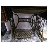 Antique Singer Sewing Machine... Antique Singer Sewing Machine...