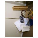 Woden Shelf, wooden hangers, Clean ... Woden Shelf, wooden hangers, Clean ...