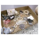 A full lot of Jewelry with a potter... A full lot of Jewelry with a potter...