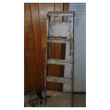 5ft Wood Ladder and 5 Clip Lights