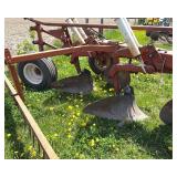 IH 720 Moldboard Plow