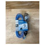Prime Arctic Blue All-Weather 16/3 SJEOW Metal Guard Work Light with Outlet, 25-Feet