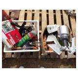 White Crate with contain, Box og Stuff, Paint Gun