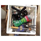 White Crate with contain, Box og Stuff, Paint Gun