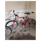 2 Raleigh Mountain Bikes - Man & Woman 2 Raleigh Mountain Bikes - Man & Woman