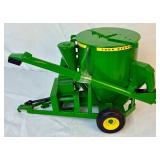 1/16 ERTL John Deere MC Crawler and 1/16 ERTL 3020 Tractor with ERTL Grinder Mixer Mill Implement 1/16 ERTL John Deere MC Crawler and 1/16 ERTL 3020 Tractor with ERTL Grinder Mixer Mill Implement