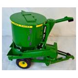 1/16 ERTL John Deere MC Crawler and 1/16 ERTL 3020 Tractor with ERTL Grinder Mixer Mill Implement 1/16 ERTL John Deere MC Crawler and 1/16 ERTL 3020 Tractor with ERTL Grinder Mixer Mill Implement