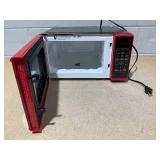 Mainstays 0.7 Cu ft Countertop Microwave Oven, 700 Watts, Red