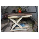 Globe International 1000 lb Electric/Hydraulic Scissors Lift Table