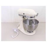 WORKING and VERY CLEAN Kitchen Aid Classic Mixer WORKING and VERY CLEAN Kitchen Aid Classic Mixer