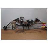 Hoyt Intruder RH Compound Bow with Arrows and Case