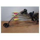 Hoyt Intruder RH Compound Bow with Arrows and Case