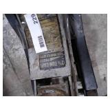 2 1/2 TON FLOOR JACK MISSING HANDLE BUT WORKS AS IT SHOULD 2 1/2 TON FLOOR JACK MISSING HANDLE BUT WORKS AS IT SHOULD