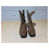Ariat 10002317 Mens Rambler Boot Earth Brown Bomber, Mens Size 9 Ariat 10002317 Mens Rambler Boot Earth Brown Bomber, Mens Size 9