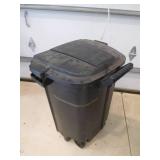 42-45 gallon Rolling garbage bin wi...