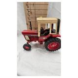 1/16th Scale Ertl International 1086 Tri-Stripe Tractor(Ertl Prestige Collection) 1/16th Scale Ertl International 1086 Tri-Stripe Tractor(Ertl Prestige Collection)