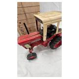 1/16th Scale Ertl International 1086 Tri-Stripe Tractor(Ertl Prestige Collection) 1/16th Scale Ertl International 1086 Tri-Stripe Tractor(Ertl Prestige Collection)