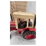 1/16th Scale Ertl International 1086 Tri-Stripe Tractor(Ertl Prestige Collection) 1/16th Scale Ertl International 1086 Tri-Stripe Tractor(Ertl Prestige Collection)