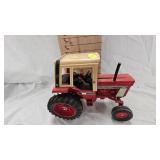 1/16th Scale Ertl International 1086 Tri-Stripe Tractor(Ertl Prestige Collection) 1/16th Scale Ertl International 1086 Tri-Stripe Tractor(Ertl Prestige Collection)